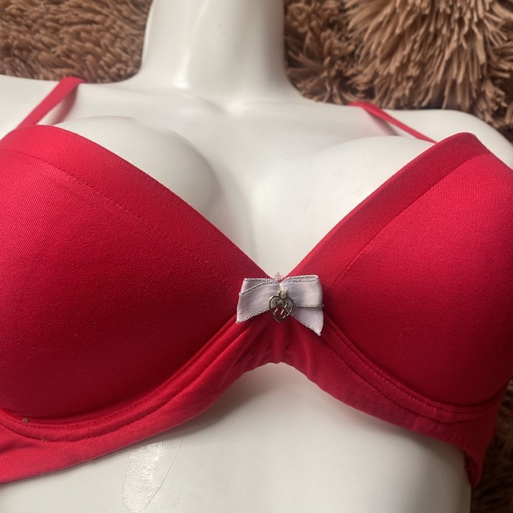 Victoria’s Secret No Wire Body by Victoria wire free Bra 32B Red